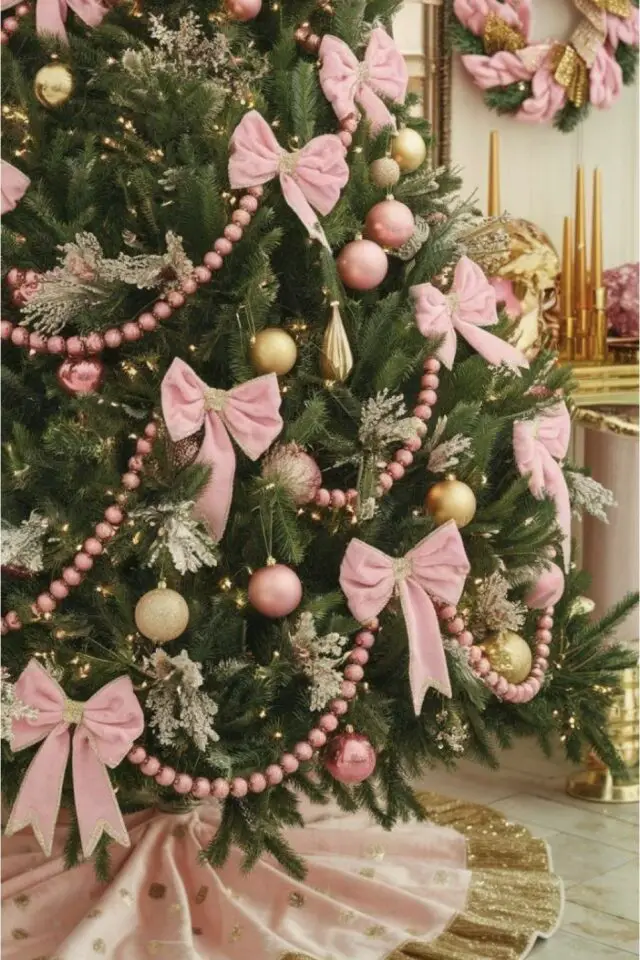 Noël décoration vert et rose sapin chic et féminin guirlande à faire soi-même noeud boules dorée et métallisée 