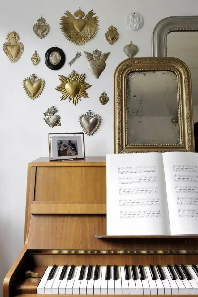 objet déco murale salon ex voto doré exemple dessus piano inspirations projet décoration objet déco murale salon ex voto doré exemple dessus piano inspirations projet décoration