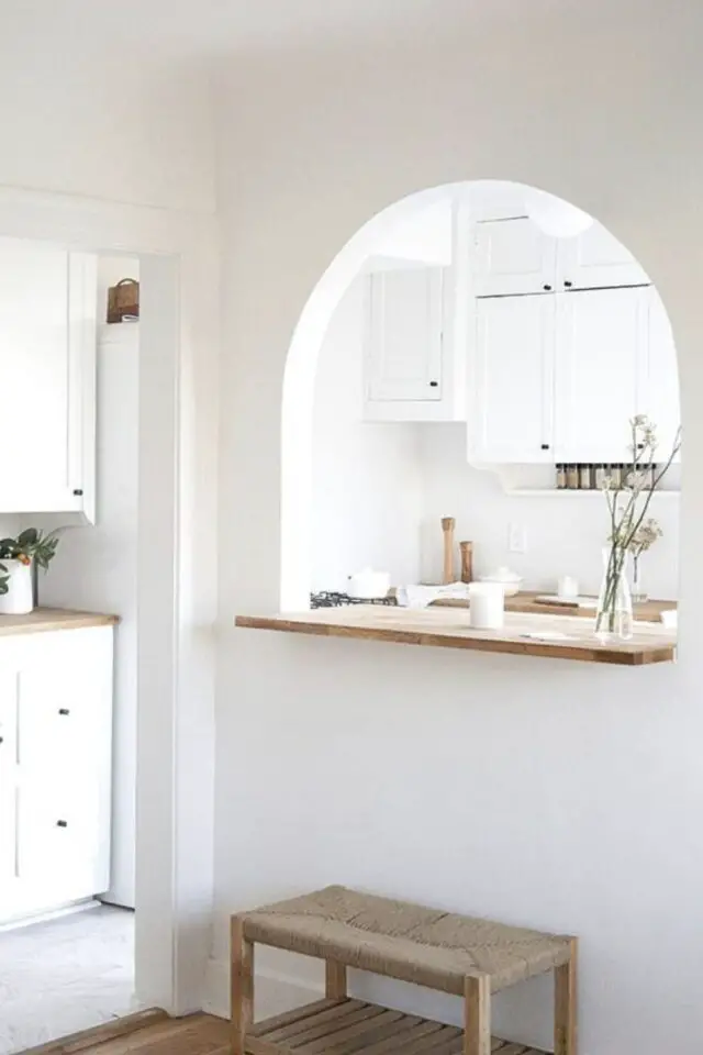 passe-plat cuisine moderne petite arche cintrée blanche plan de travail bois idée simple et chic passe-plat cuisine moderne petite arche cintrée blanche plan de travail bois idée simple et chic