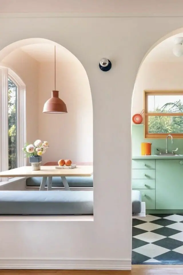 passe-plat cuisine moderne effet symétrie ouverture cintrée arche coin repas banquette couleur pastel passe-plat cuisine moderne effet symétrie ouverture cintrée arche coin repas banquette couleur pastel