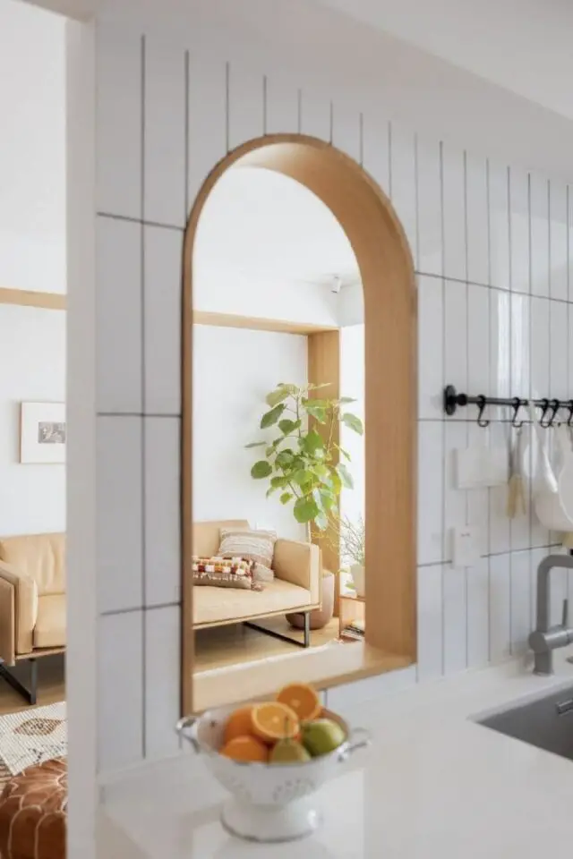 passe-plat cuisine moderne petite ouverture cintrée arche habillage bois carrelage mural métro blanc passe-plat cuisine moderne petite ouverture cintrée arche habillage bois carrelage mural métro blanc