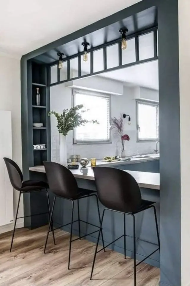 passe-plat cuisine moderne avec rangement étagère couleur différente point focal accent plan snack tabouret de bar noir élégant passe-plat cuisine moderne avec rangement étagère couleur différente point focal accent plan snack tabouret de bar noir élégant