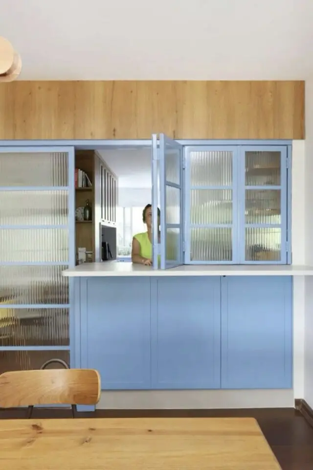 passe-plat cuisine moderne couleur bleu ciel fenêtre intérieur verrière amovible modulable vitre verre strié passe-plat cuisine moderne couleur bleu ciel fenêtre intérieur verrière amovible modulable vitre verre strié