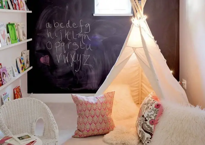 petite salle de jeux pour enfant idées aménagement organisation gain de place