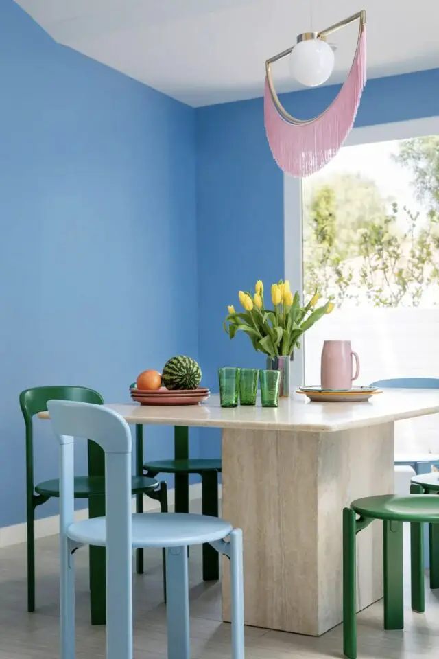 déco bleu ciel association couleur salle à manger colorée chaises verte émeraude luminaire rose déco bleu ciel association couleur salle à manger colorée chaises verte émeraude luminaire rose