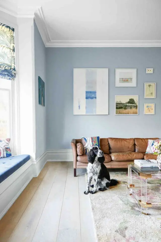 quelle couleur associer au bleu ciel mur salon plafond blanc canapé chic en cuir naturel espace de vie lumineux quelle couleur associer au bleu ciel mur salon plafond blanc canapé chic en cuir naturel espace de vie lumineux