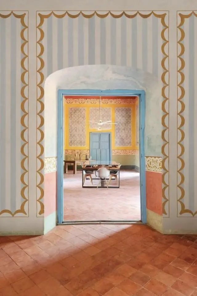 quelle couleur associer au bleu ciel papier peint moderne rayures blanche et bleu touche de jaune décor mural original quelle couleur associer au bleu ciel papier peint moderne rayures blanche et bleu touche de jaune décor mural original