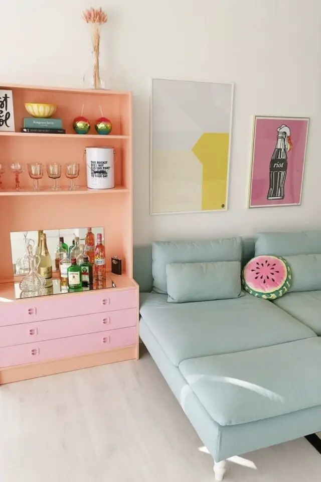 quelle couleur associer au bleu ciel canapé coloré meuble vaisselier rose et pêche mur blanc ambiance moderne et lumineuse pièce à vivre quelle couleur associer au bleu ciel canapé coloré meuble vaisselier rose et pêche mur blanc ambiance moderne et lumineuse pièce à vivre