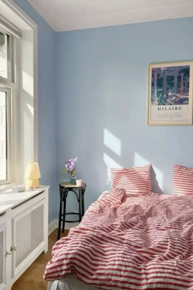 quelle couleur associer au bleu ciel et rouge linge de lit à rayures mur chambre peinture bleu contraste chaud froid moderne quelle couleur associer au bleu ciel et rouge linge de lit à rayures mur chambre peinture bleu contraste chaud froid moderne
