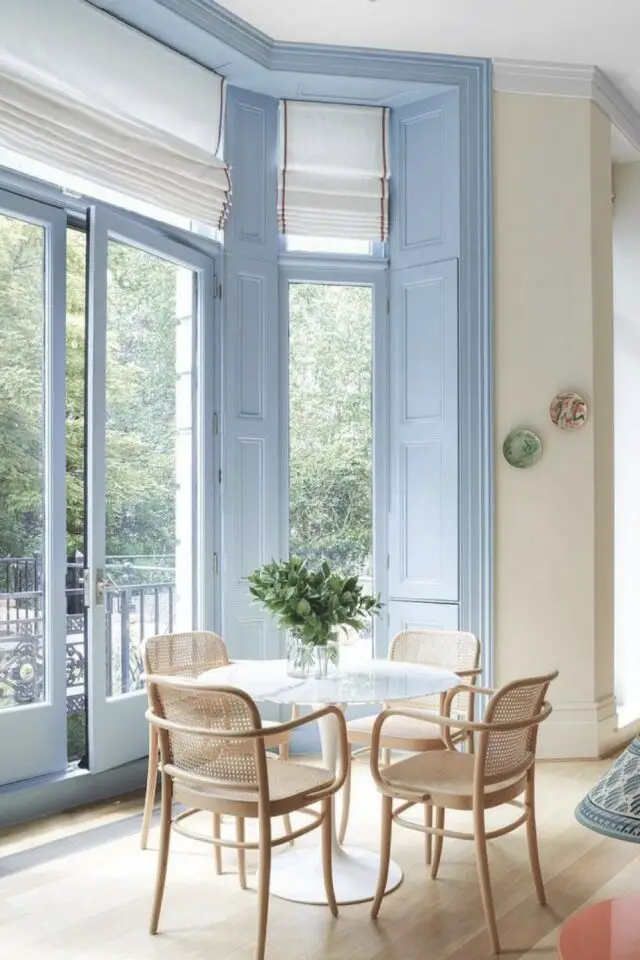 décoration intérieure bleu ciel photo peinture boiserie encadrement fenêtre mur blanc cassé coin repas bow-window décoration intérieure bleu ciel photo peinture boiserie encadrement fenêtre mur blanc cassé coin repas bow-window
