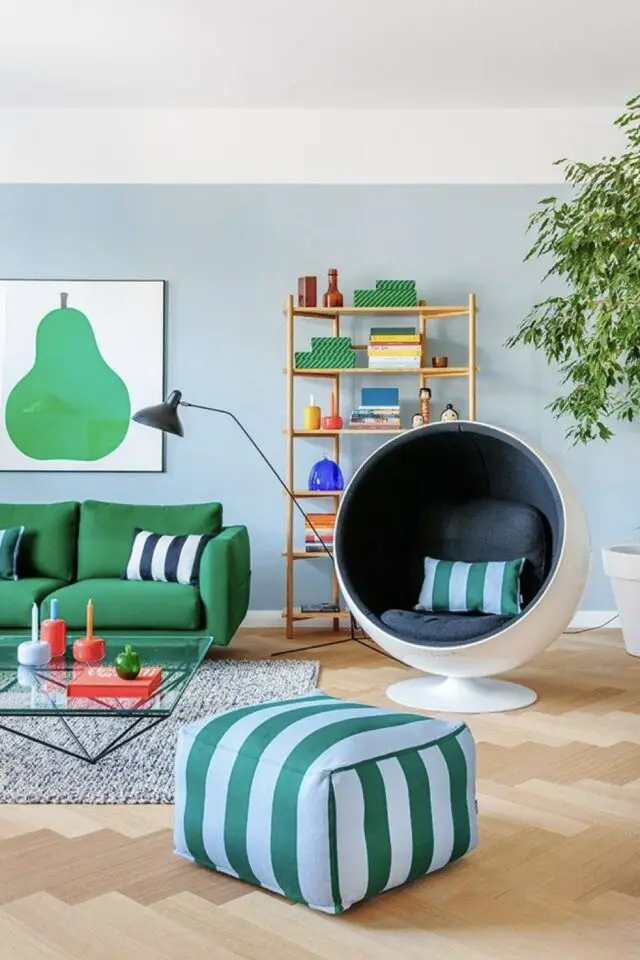 décoration intérieure bleu ciel photo salon séjour moderne vert franc canapé affiche murale coussin et pouf rayés décoration intérieure bleu ciel photo salon séjour moderne vert franc canapé affiche murale coussin et pouf rayés