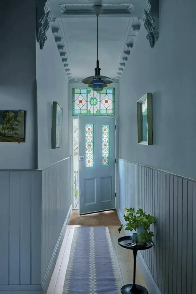 décoration intérieure bleu ciel photo color drenching monochrome couloir porte d'entrée vitrail chic et élégant soubassement lambris peint décoration intérieure bleu ciel photo color drenching monochrome couloir porte d'entrée vitrail chic et élégant soubassement lambris peint