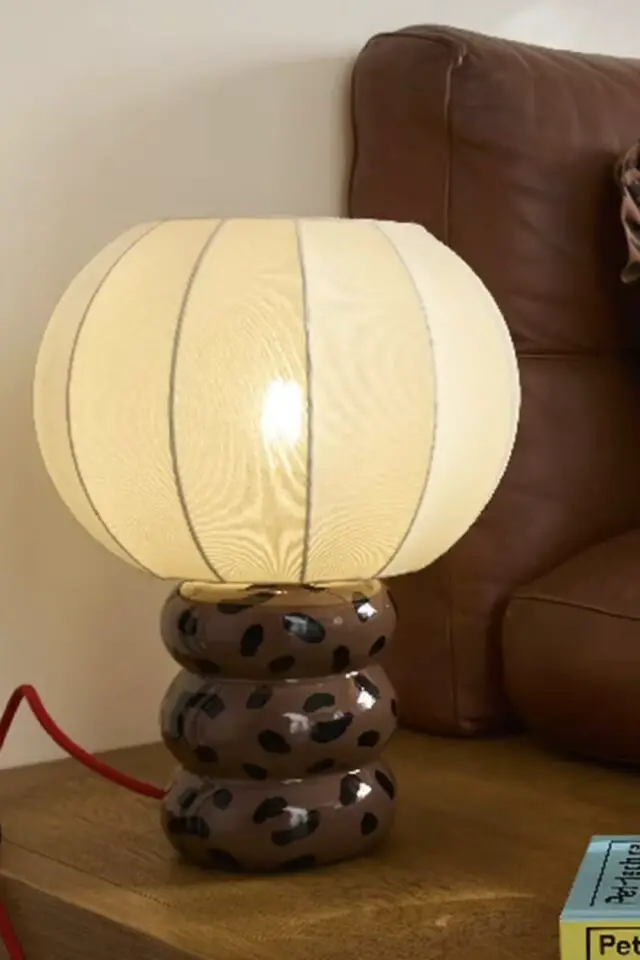 Lampe déco Taxi Brousse - avec pied en céramique motif léopard Lampe déco Taxi Brousse - avec pied en céramique motif léopard