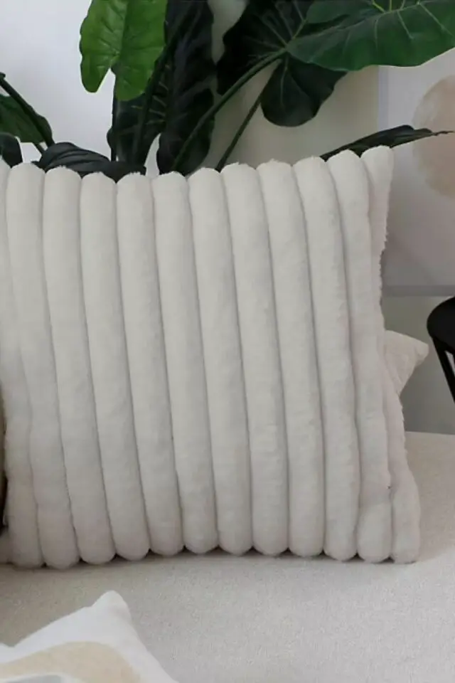 Coussin côtelé effet fourrure beige Coussin côtelé effet fourrure beige