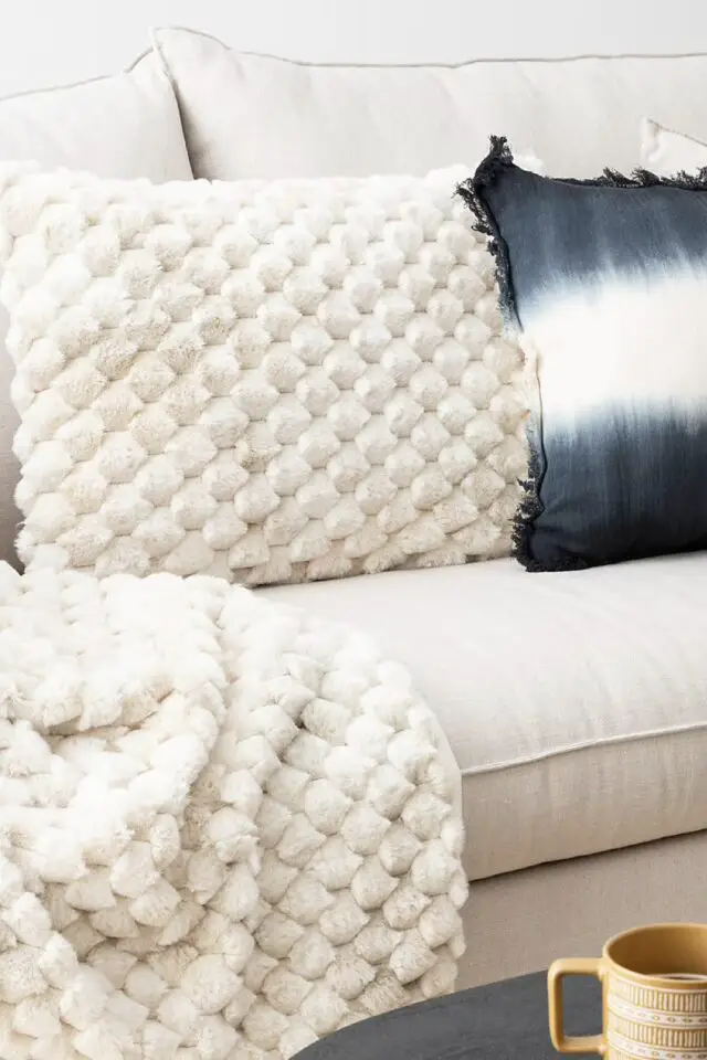 Coussin fourrure Adriel beige 38x58cm Coussin fourrure Adriel beige 38x58cm