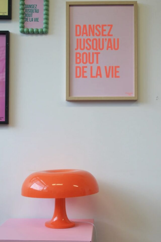 affiche déco décalée Chouquette Club Dansez jusqu'au bout de la vie orange fluo et rose