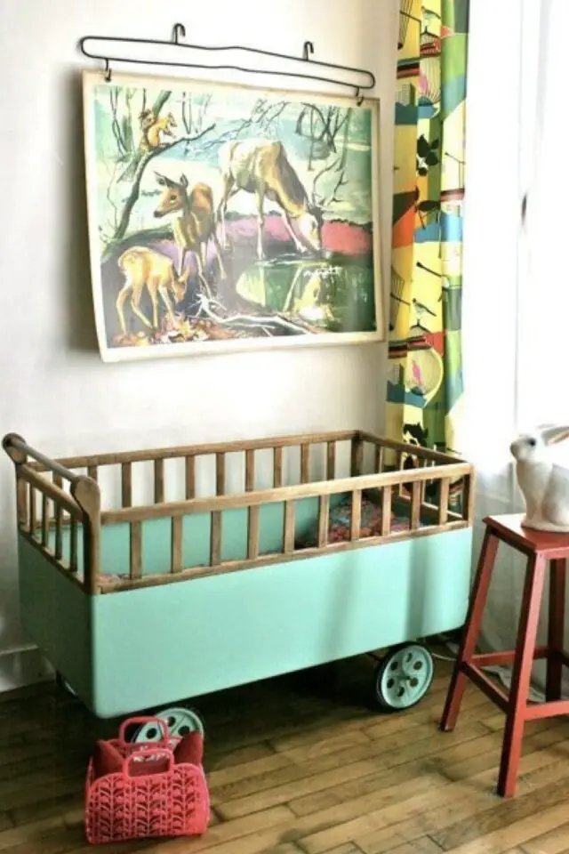 chambre bébé déco vintage lit ancien rétro relooké peinture affiche vintage décoration murale 