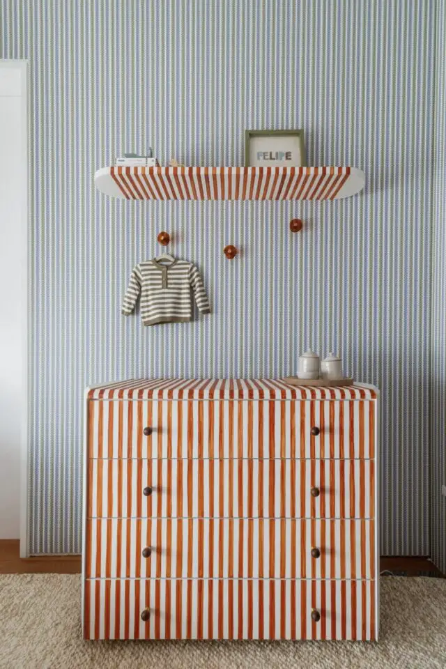 chambre bébé déco vintage papier peint rayé bleu et blanc commode relookée rayures rouges fines 