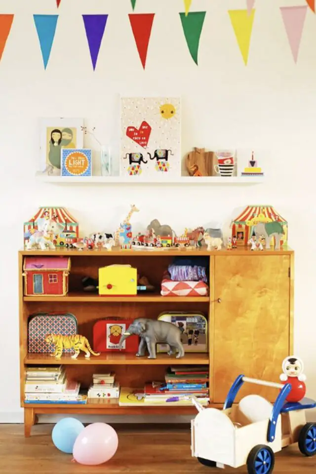 chambre bébé déco vintage meuble bas buffet mid century moderne rangement jouets étagères murale fanions colorés 
