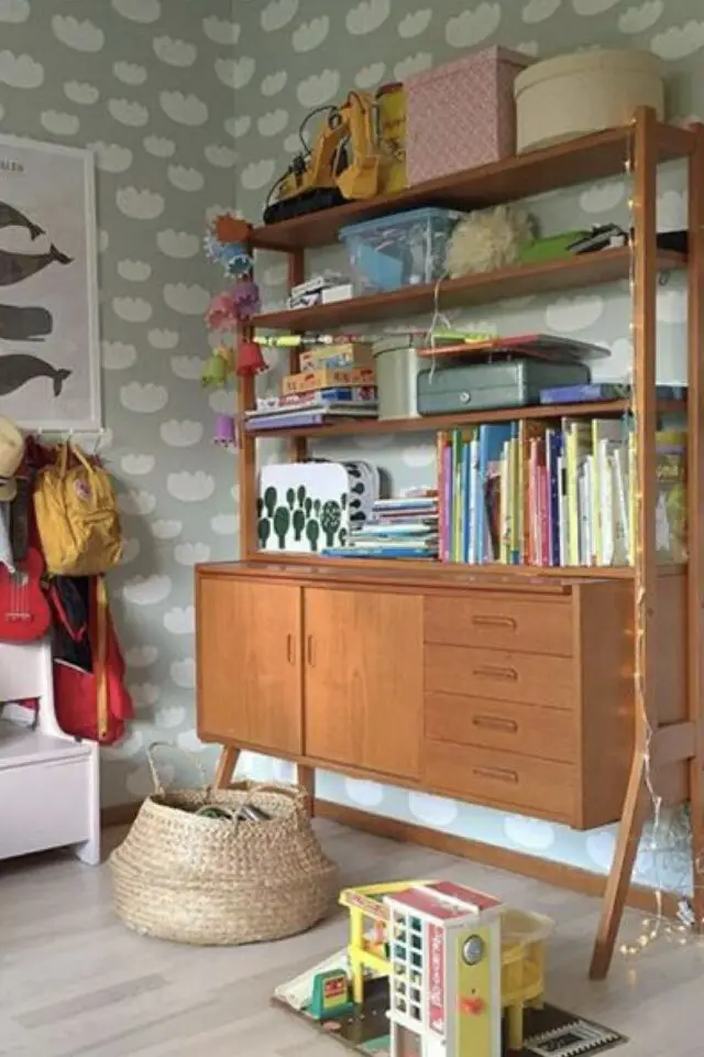 chambre bébé déco vintage meuble bibliothèque rangement bois années 50 papier peint nuage bleu moderne et rétro en même temps