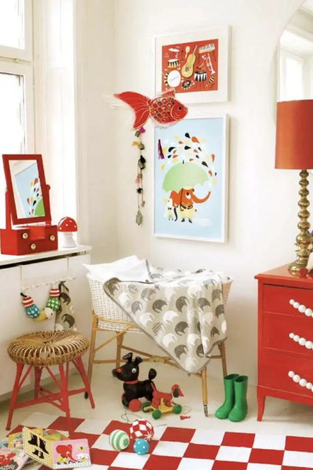 chambre bébé déco vintage couleur blanc et rouge tapis meuble rangement commode relooké tabouret et affiches murales 