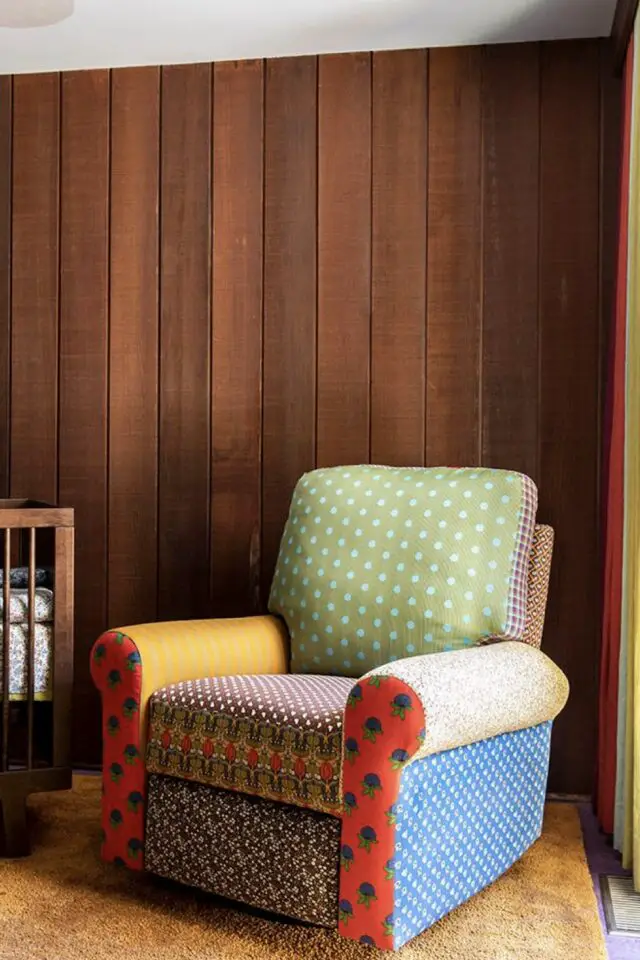 chambre bébé déco vintage fauteuil relooké multicolore mur lambris bois foncé ambiance chaleureuse 