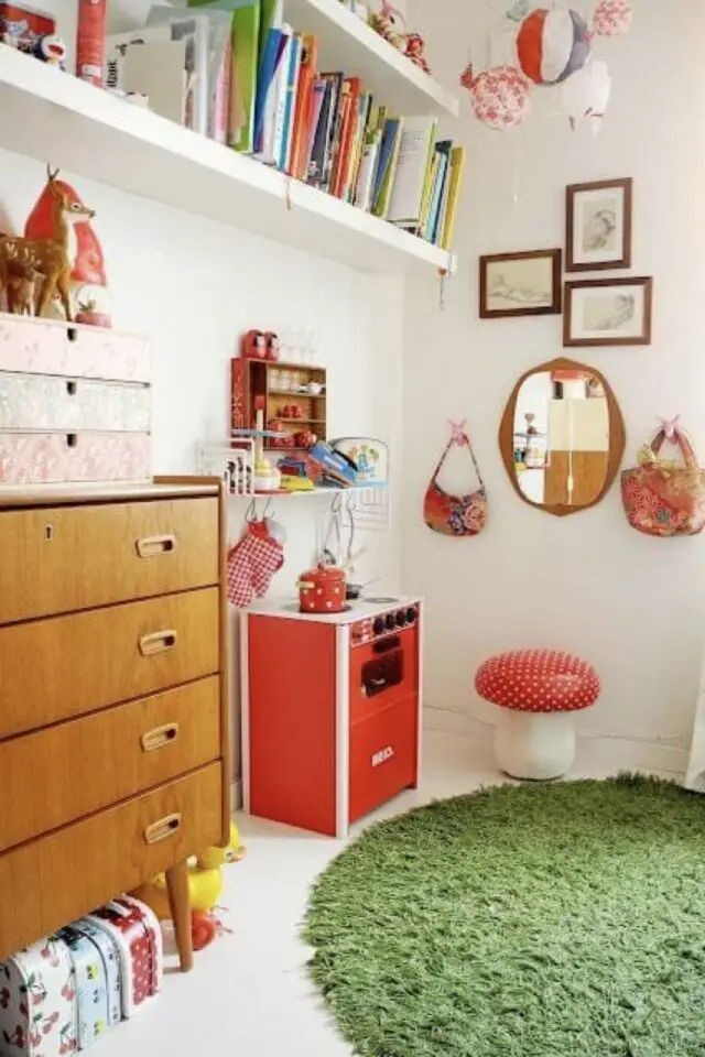 chambre bébé déco vintage mur blanc commode rétro en bois tapis vert petit meuble d'appoint rouge bibliothèque pour enfant étagères murales 