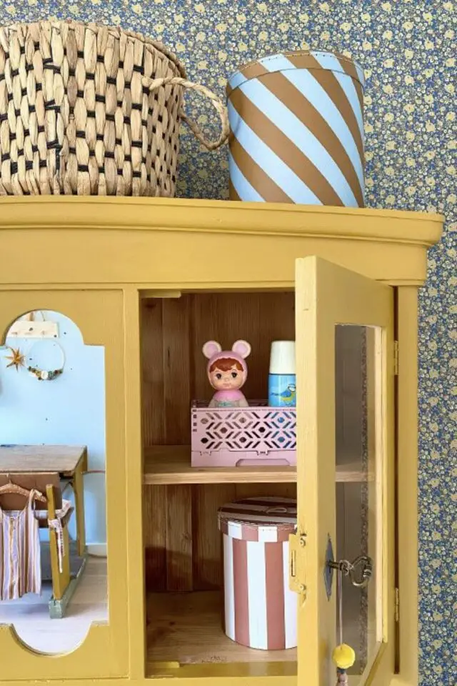 chambre bébé déco vintage meuble relooké peint en jaune rangement upcycling papier peint à fleur 