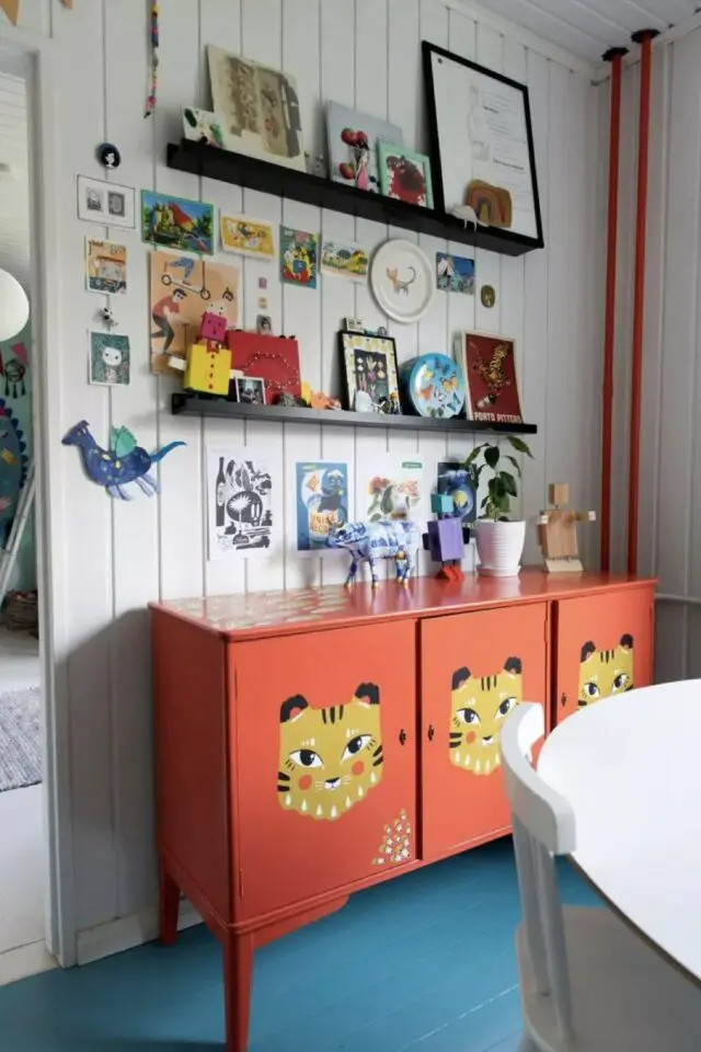 chambre bébé déco vintage meuble rangement orange avec tête de tigre dessinée étagère murale affiches décoration facile et pas cher 