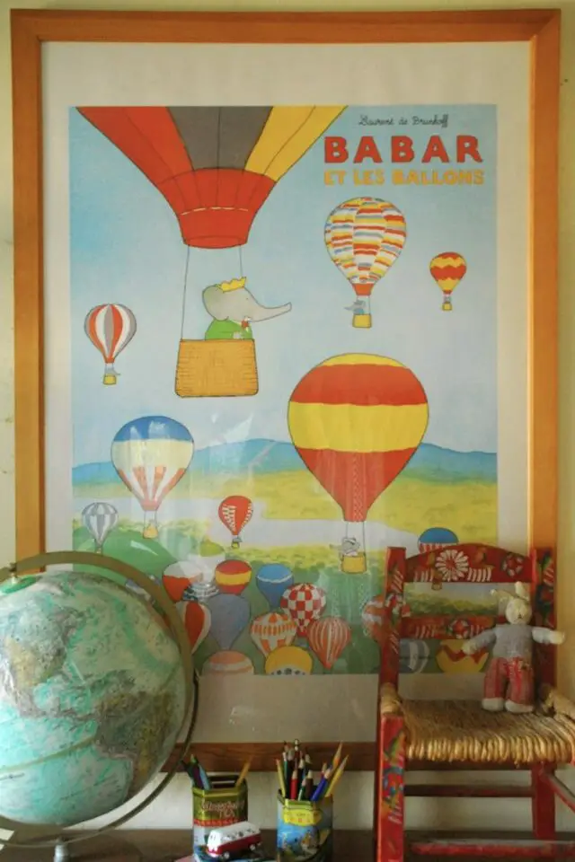 chambre bébé déco vintage affiche rétro Babar encadrée jouets enfants globe terrestre années 80 