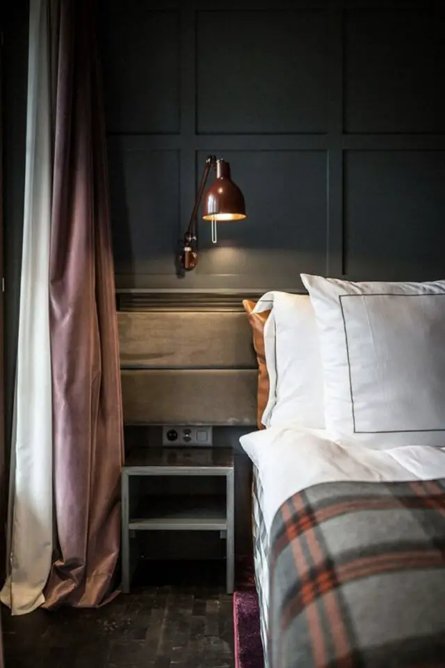 chambre chalet rustique chic lambris bois mur foncé applique murale rideau vieux rose couverture effet tartan 