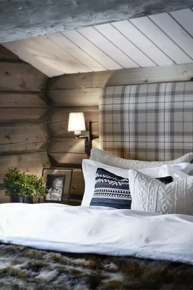 chambre déco chalet rustique chic lambris bois patiné tête de lit tissus à carreaux housse de coussin tricotée 