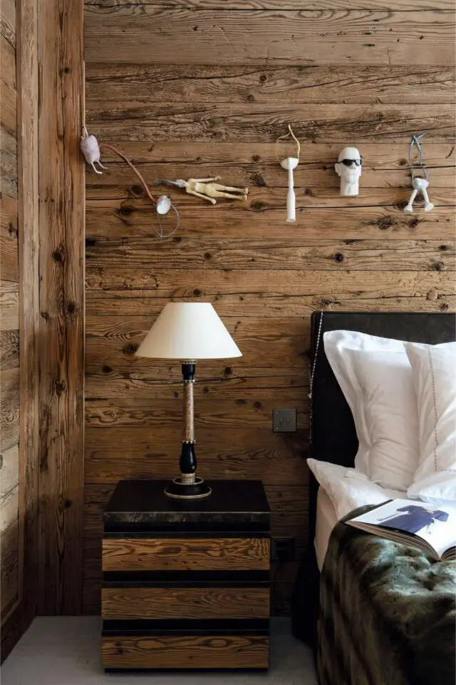 chambre chalet rustique chic mur bois lambris tête de lit unie table de chevet simple 