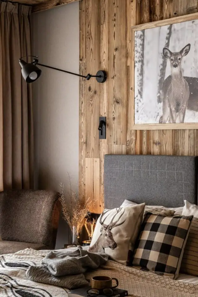 chambre chalet rustique chic ambiance cosy élégante moderne coussin à carreaux imprimé tête de lit grise en tissus uni bois couleur neutre et douce 