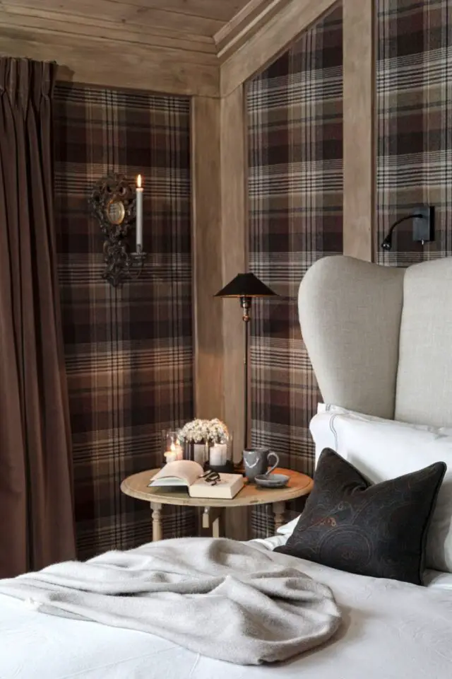 chambre déco chalet rustique chic papier peint motif carreaux élégant petite table de chevet tête de lit rembourrée 