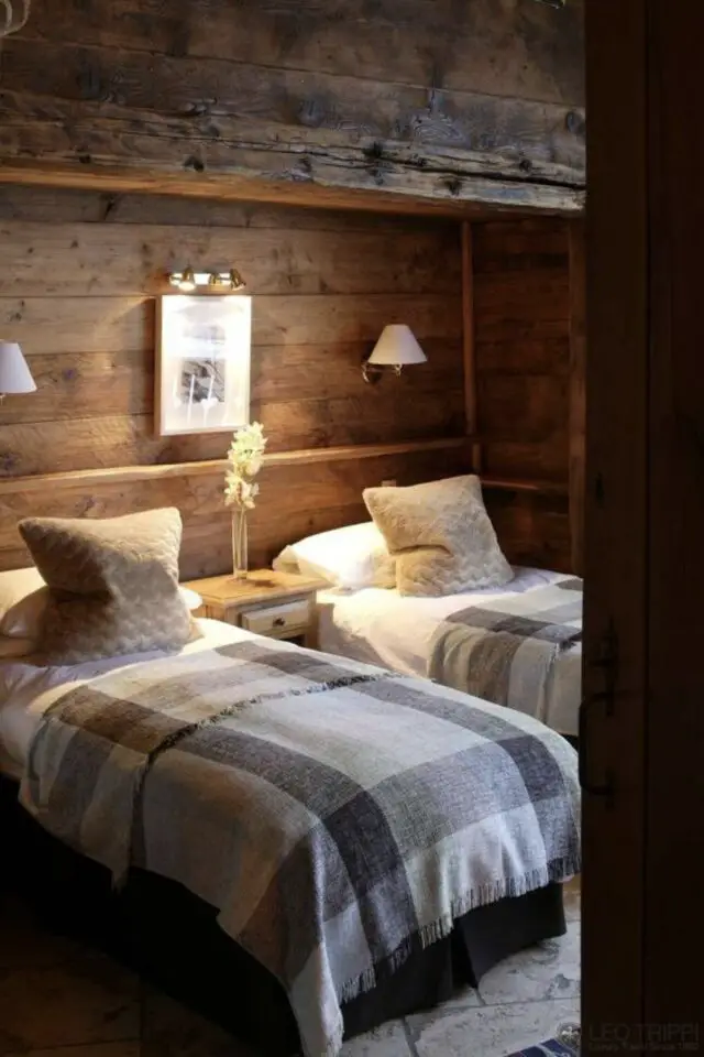 chambre chalet rustique chic revêtement mural bois esprit cocooning lits jumeaux couverture plaid tartan 
