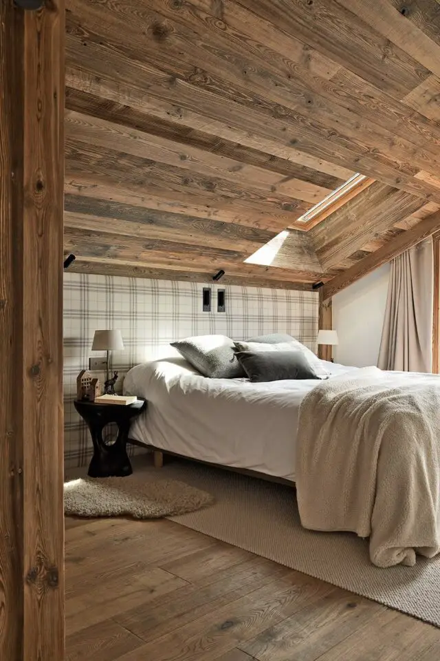 chambre chalet rustique chic mansardée parquet et lambris papier peint à carreaux écru simple et moderne cocooning 