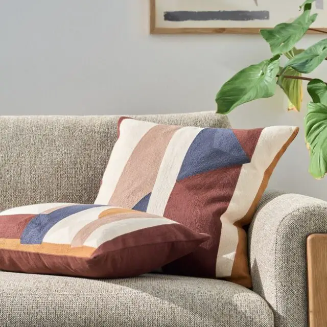 Housse de coussin brodée