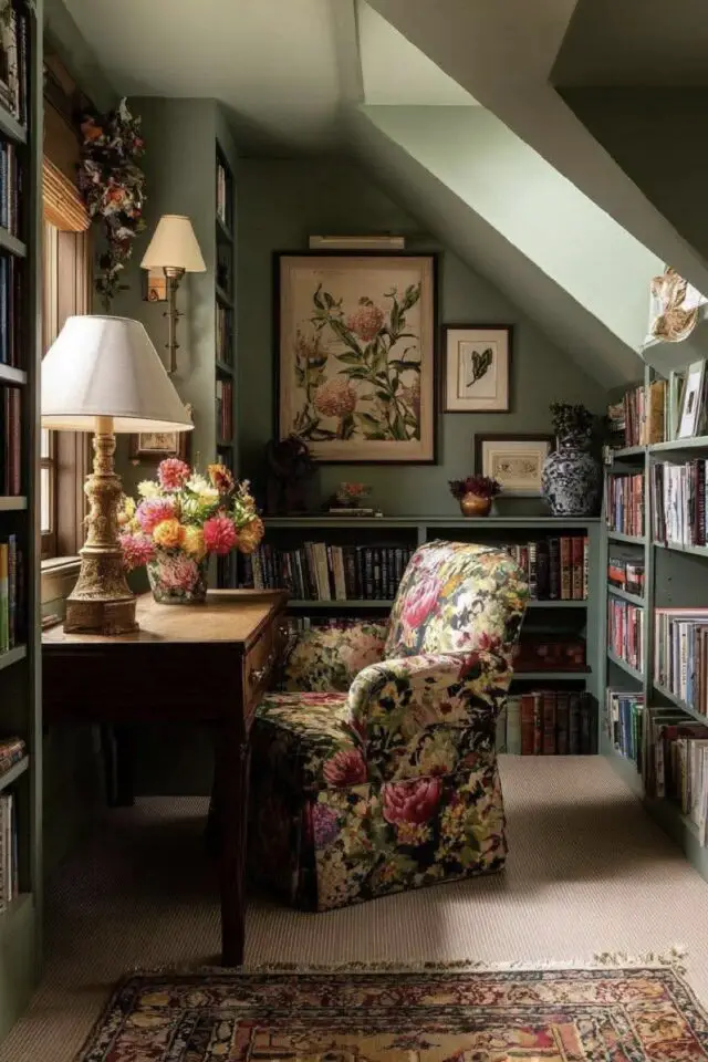 décor cottage cosy bibliothèque maison petite pièce mansardée couleur vert sauge fauteuil imprimé floral cottagecore décor cottage cosy bibliothèque maison petite pièce mansardée couleur vert sauge fauteuil imprimé floral cottagecore