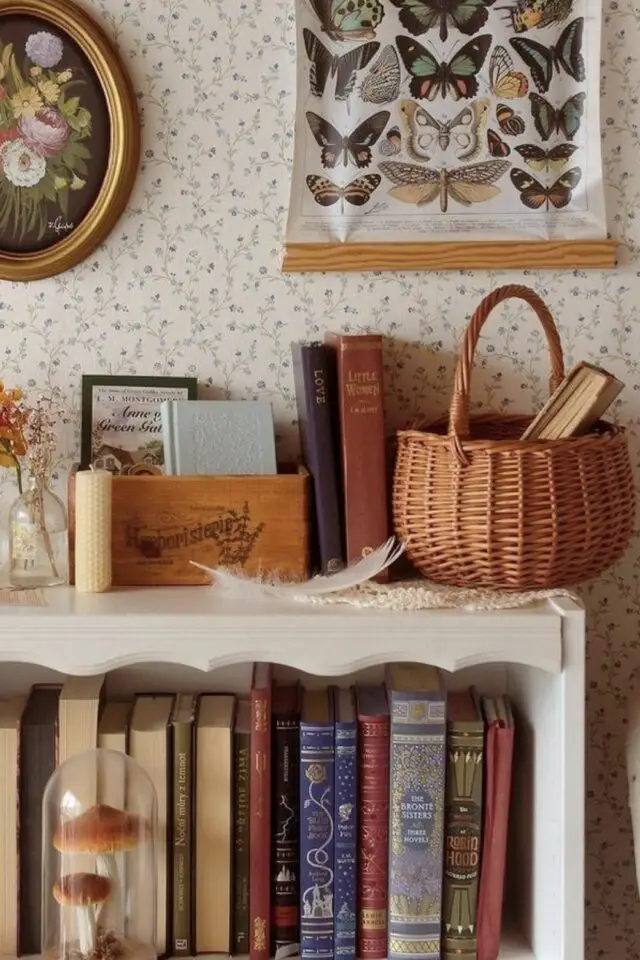 décor cottage cosy bibliothèque maison papier peint fond clair liberty petit meuble bas objet déco ancien décor cottage cosy bibliothèque maison papier peint fond clair liberty petit meuble bas objet déco ancien