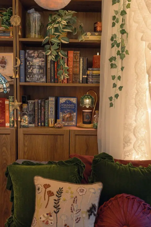 décoration bibliothèque style cottage cosy idée rideaux voilage canapé coussin confort meuble en bois petite plante verte décoration bibliothèque style cottage cosy idée rideaux voilage canapé coussin confort meuble en bois petite plante verte