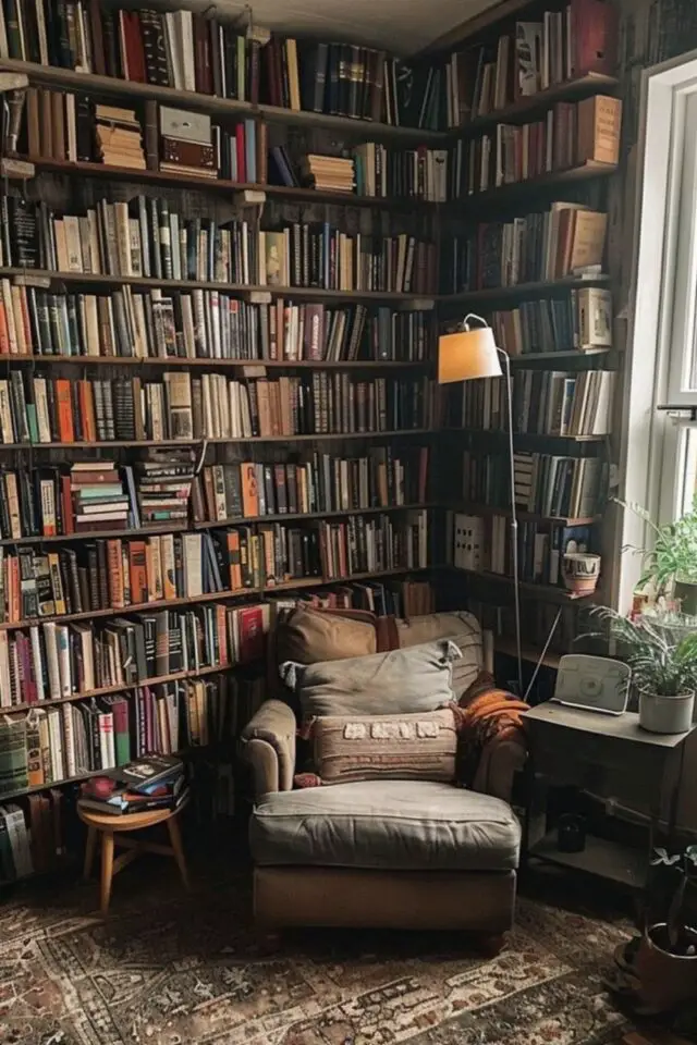 décoration bibliothèque style cottage cosy exemples grand meuble du sol au plafond tapis ancien fauteuil confortable coussin près de la fenêtre cottage-core décoration bibliothèque style cottage cosy exemples grand meuble du sol au plafond tapis ancien fauteuil confortable coussin près de la fenêtre cottage-core