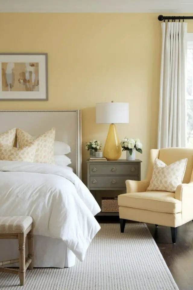 décoration nuance jaune pâle chambre à coucher peinture mur et fauteuil ambiance douce et chic linge de lit blanc tête de lit grisée claire décoration nuance jaune pâle chambre à coucher peinture mur et fauteuil ambiance douce et chic linge de lit blanc tête de lit grisée claire