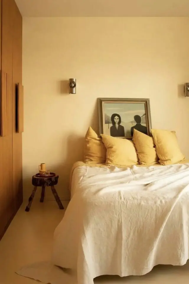 décoration nuance jaune pâle chambre adulte moderne minimaliste et chaleureuse simple grande penderie décoration nuance jaune pâle chambre adulte moderne minimaliste et chaleureuse simple grande penderie