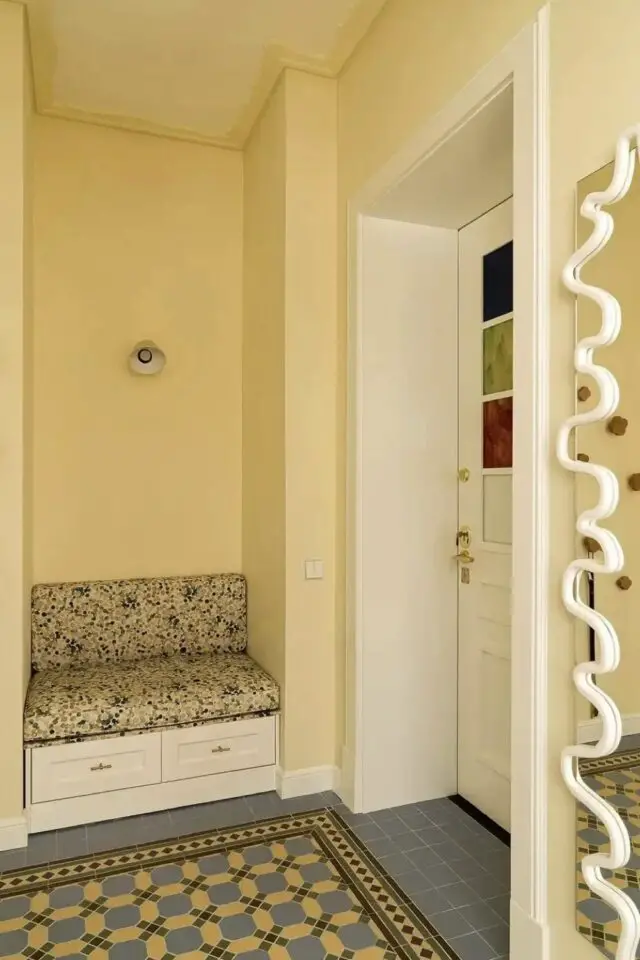 exemple déco couleur jaune beurre entrée peinture mur avec banquette en renfoncement ambiance douce et chaleureuse exemple déco couleur jaune beurre entrée peinture mur avec banquette en renfoncement ambiance douce et chaleureuse