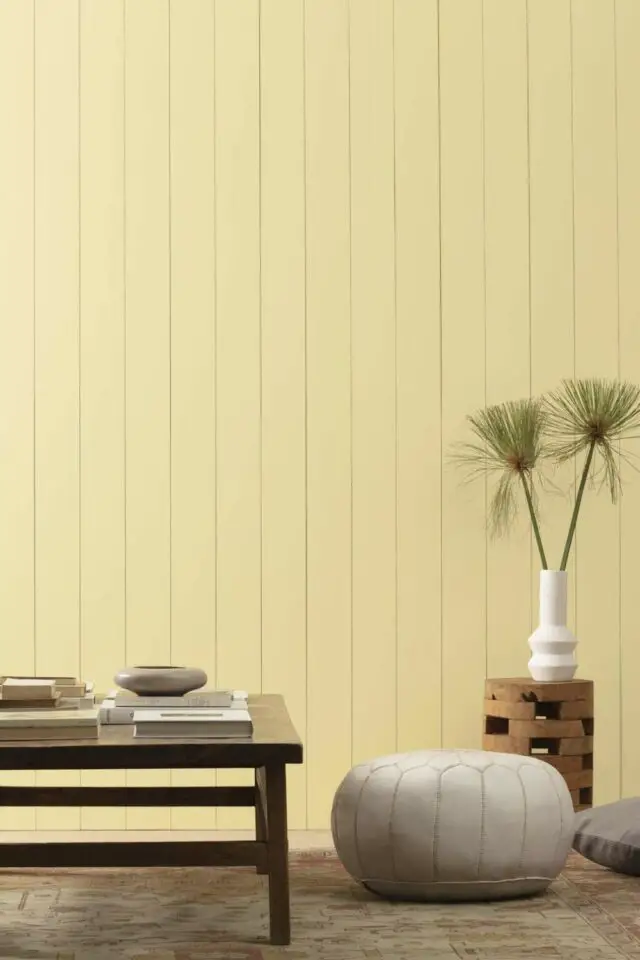 décoration intérieur couleur Butter Yellow peinture lambris bois idée déco murale colorée et chaleureuse jaune beurre décoration intérieur couleur Butter Yellow peinture lambris bois idée déco murale colorée et chaleureuse jaune beurre