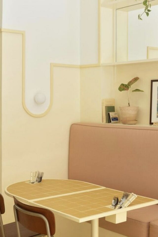 décoration nuance jaune pâle coin repas cuisine vintage banquette peinture murale originale et douce décoration nuance jaune pâle coin repas cuisine vintage banquette peinture murale originale et douce