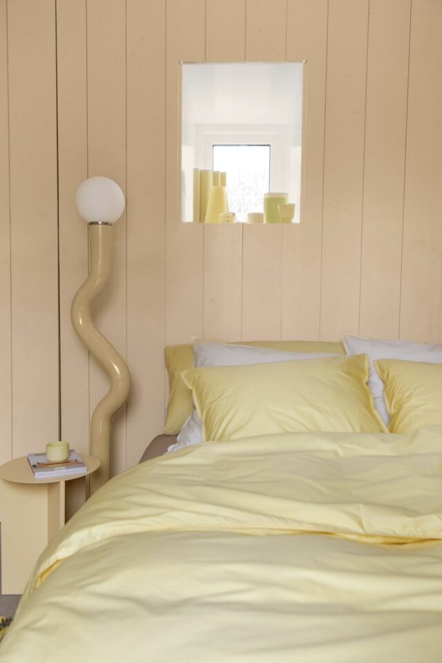décoration nuance jaune pâle chalbre à coucher luminaire design lambris peint en beige rosé parure de lit butter yellow décoration nuance jaune pâle chalbre à coucher luminaire design lambris peint en beige rosé parure de lit butter yellow