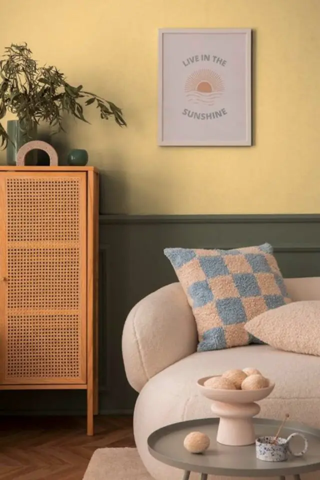 décoration intérieur couleur Butter Yellow salon séjour soubassement vert haut du mur peinture jaune beure canapé arrondi décoration intérieur couleur Butter Yellow salon séjour soubassement vert haut du mur peinture jaune beure canapé arrondi