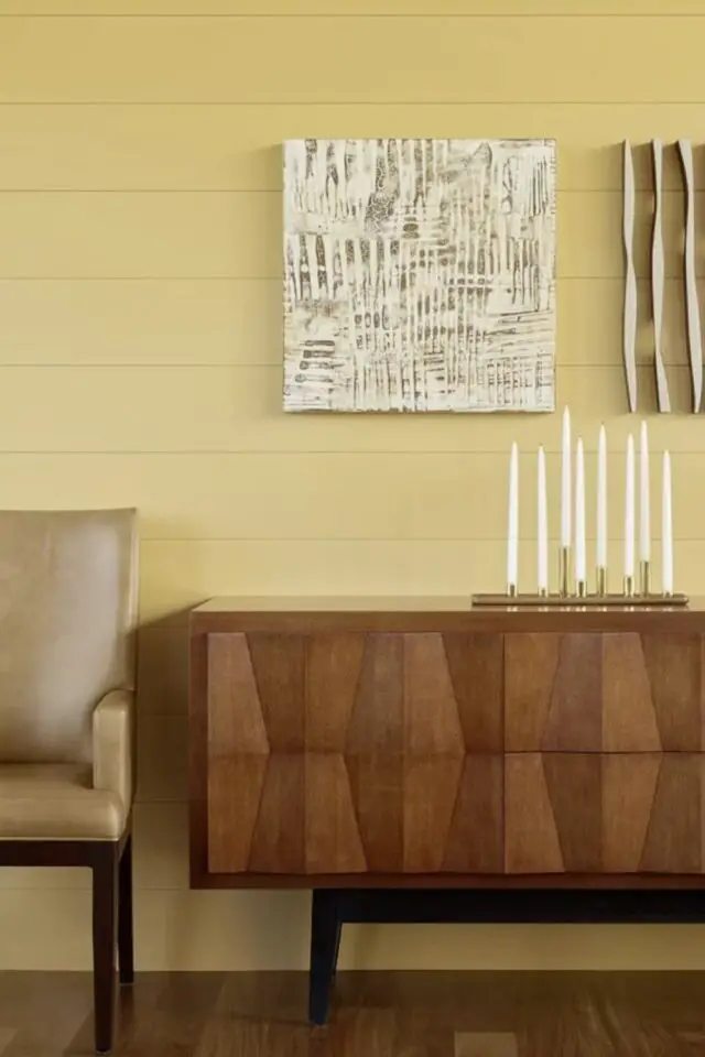 décoration nuance jaune pâle peinture lambris enfilade vintage en bois association matériaux couleurs élégante décoration nuance jaune pâle peinture lambris enfilade vintage en bois association matériaux couleurs élégante